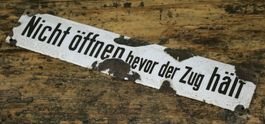 "Nicht öffnen bevor der Zug hält"