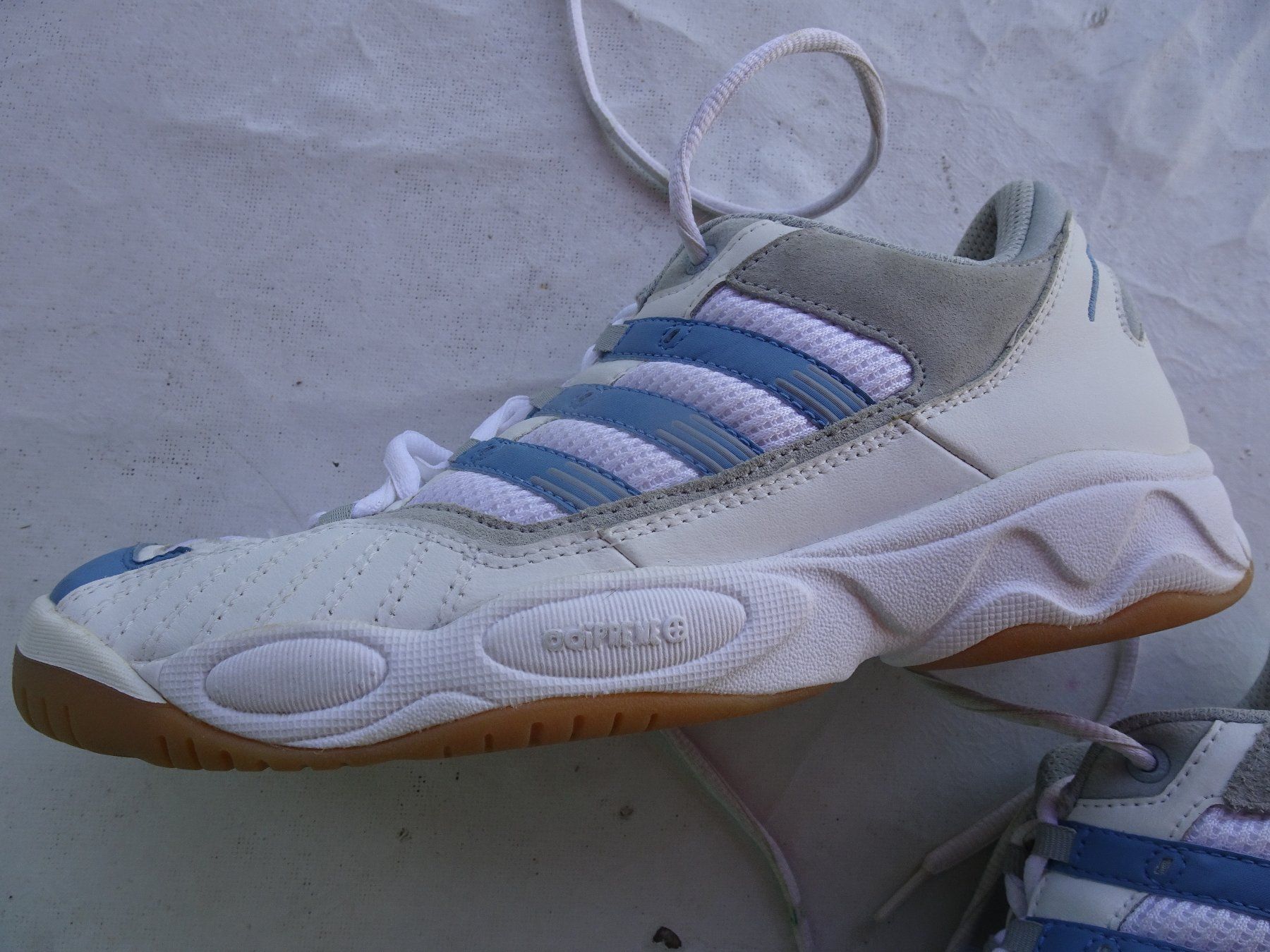 Adidas Scarpe da donna: weiss-blaue Adidas Turnschuhe Gr. 40 – Usato da männedorf venduto da purzelchen 2
