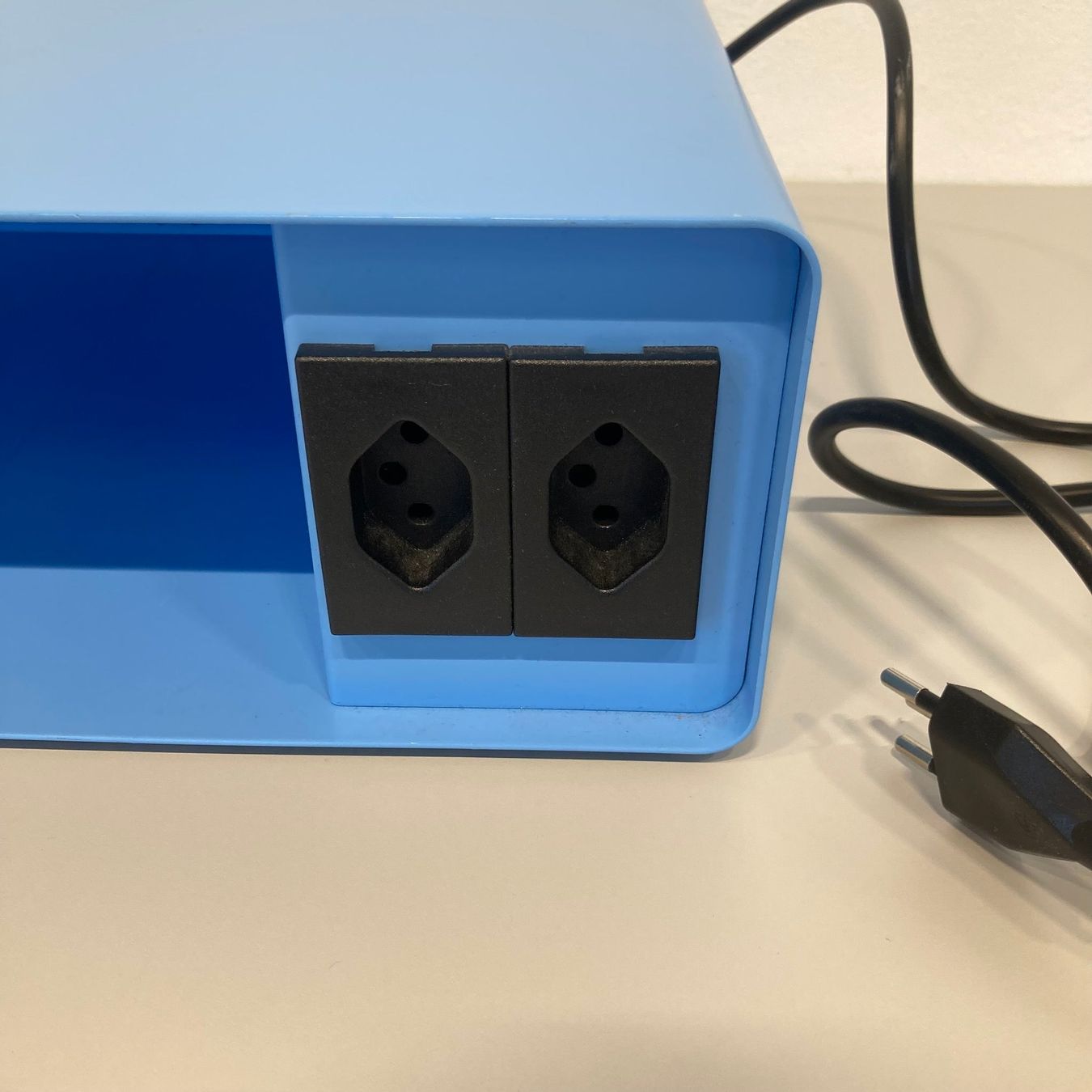 Lista Armadi: Lista Office Plug Ablagefach Hellblau - mit 2 Steckern – Usato da Schönenwerd venduto da mcofficeshop 3