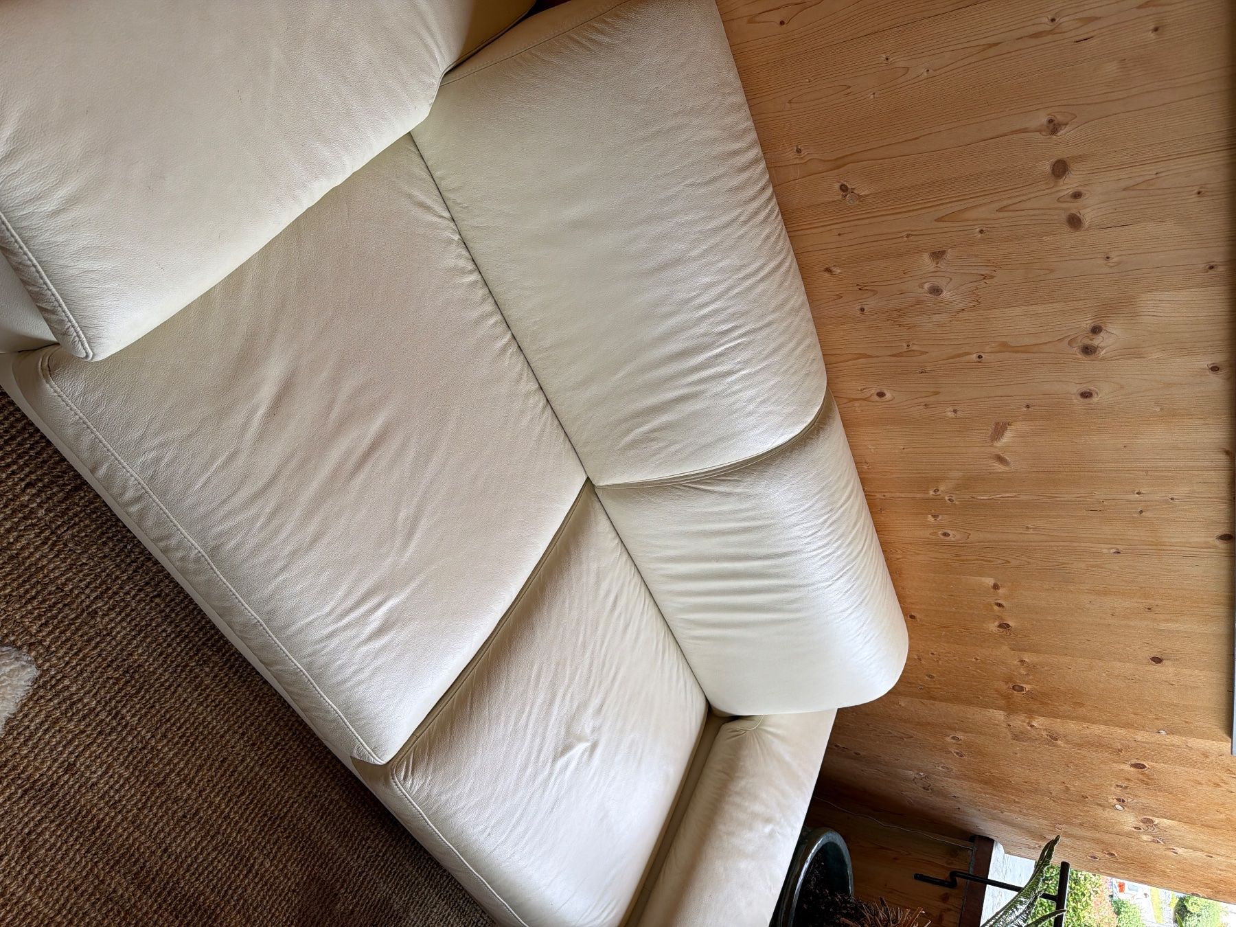 Sofas: Elegantes Ledersofa Creme Farben – Gebraucht aus  von  1