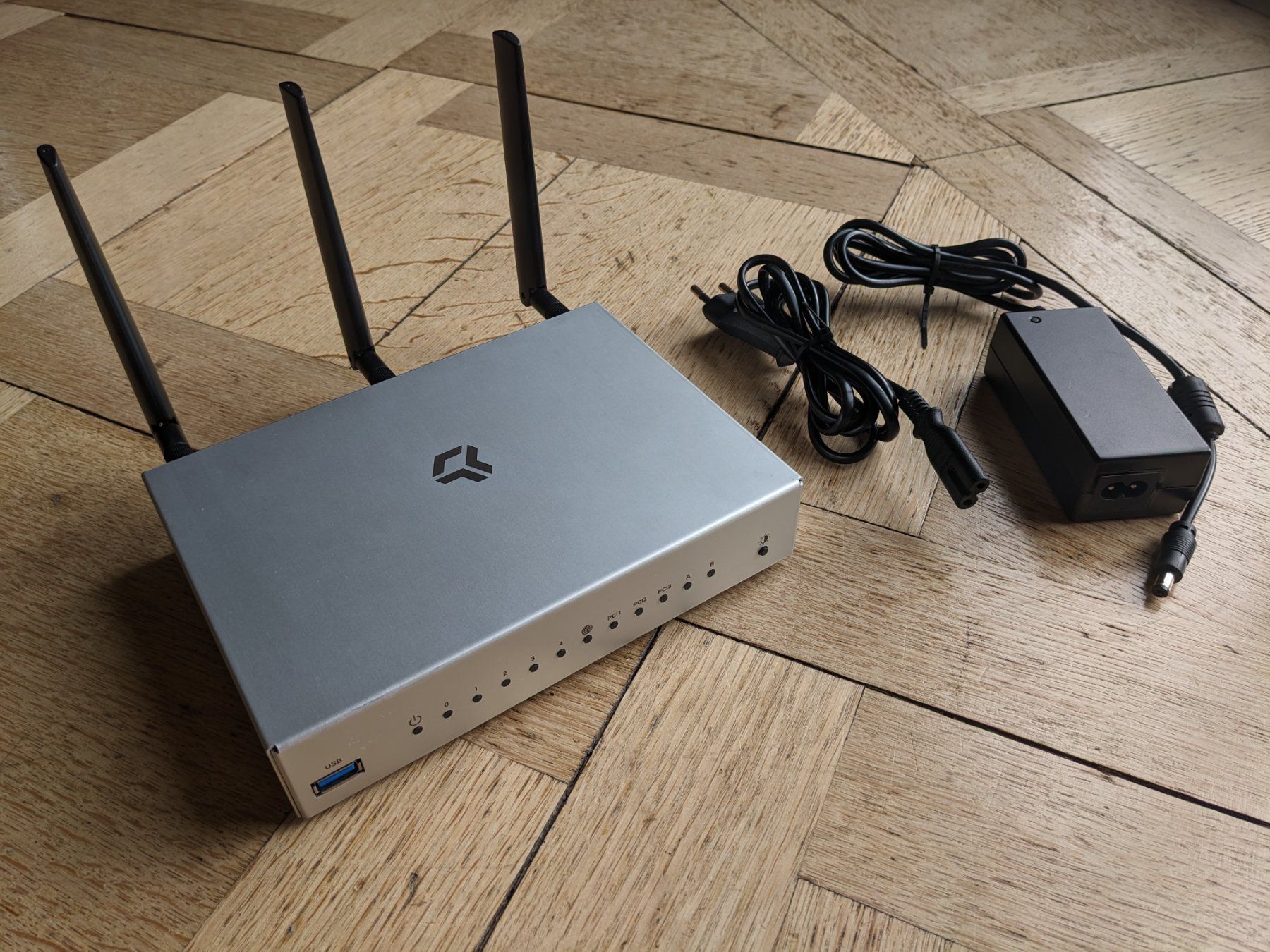 Modem & Router: Turris Omnia RTROM01-CE Open Source-Router – Usato da Luzern venduto da __jakob__