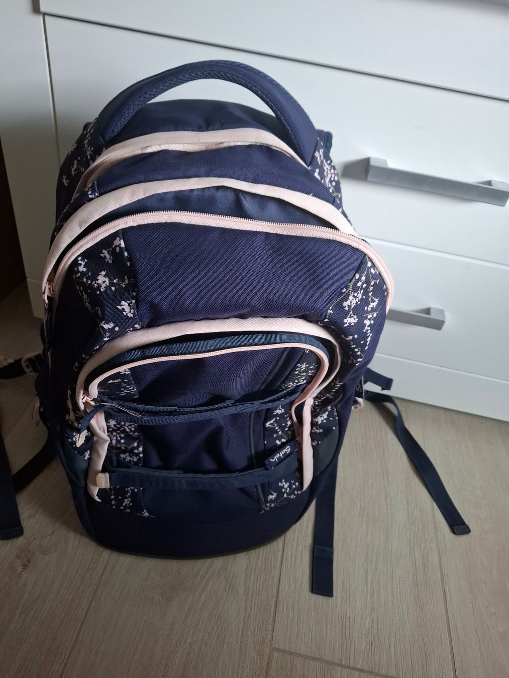 Satch Borse & Zaini: Satch Schulrucksack dunkelblau mit Blümchenmuster – Usato da Birmensdorf ZH venduto da Ducati025