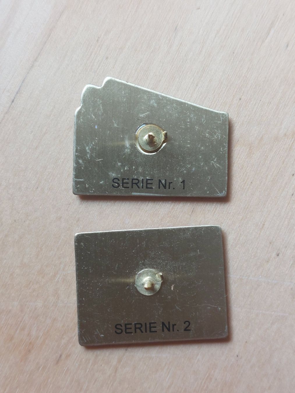 Placchette & Badge: KÄGI 02 - PIN – Usato da Gipf - Oberfrick venduto da Esnoopy 1