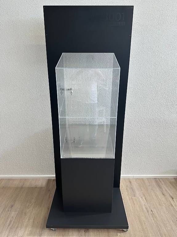Vetrine: Mobile Vitrine mit Acrylglas und Schloss auf Rollfuss – Usato da Obernau venduto da Arche_Noah_Brocki 1