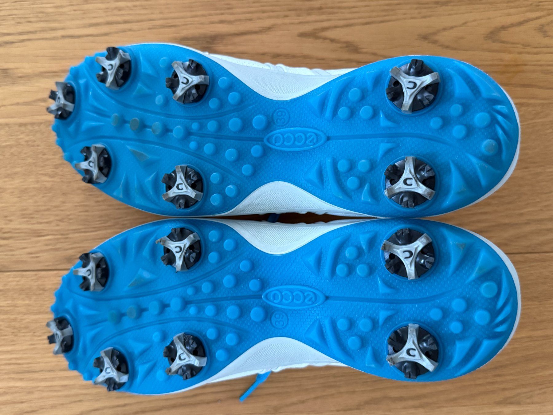 Ecco Damenschuhe: Chaussures de golf à crampons ECCO – Gebraucht aus Founex von MaevaMatahi 1
