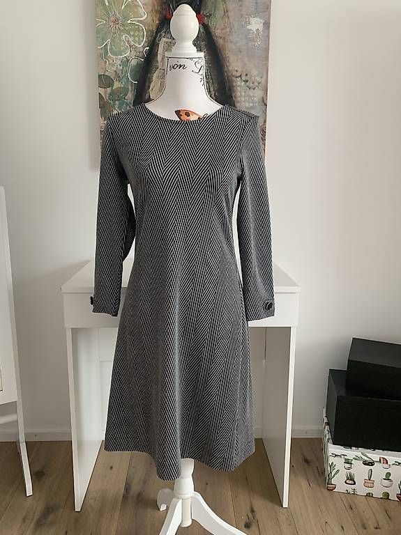 Kleider: Kleid ESPRIT schwarz/grau – Gebraucht aus Einsiedeln von ver_sb5p
