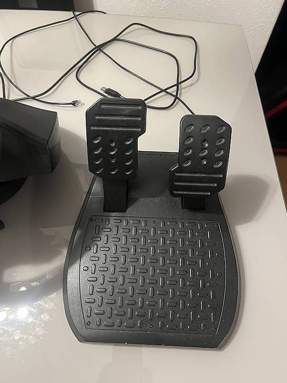 Manettes: Thrustmaster Ferrari Racing Wheel inkl. Pedale  – D'occasion à Wil SG par saj_gs7b 3