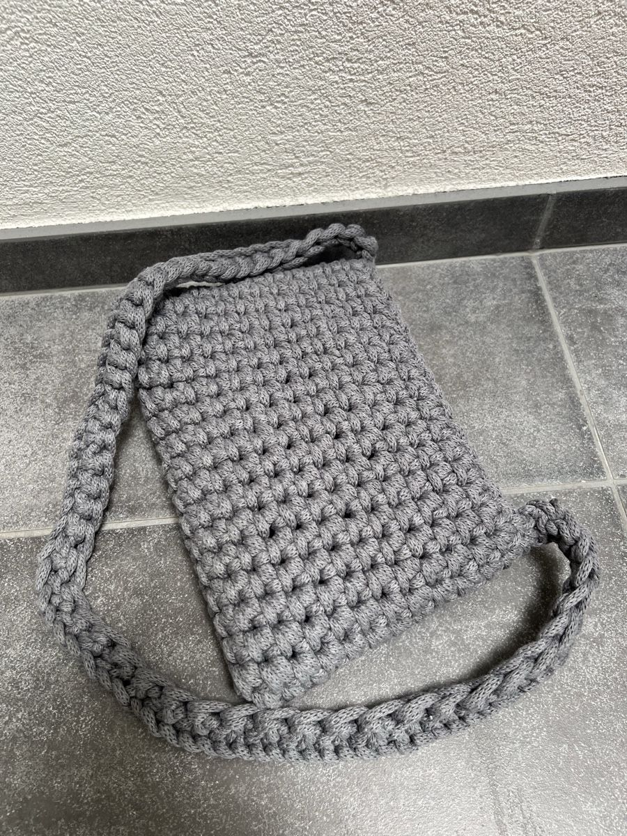 Borse da donna: Graue Selbstgehäckelte Tasche – Usato da Wettswil venduto da alstel24 1