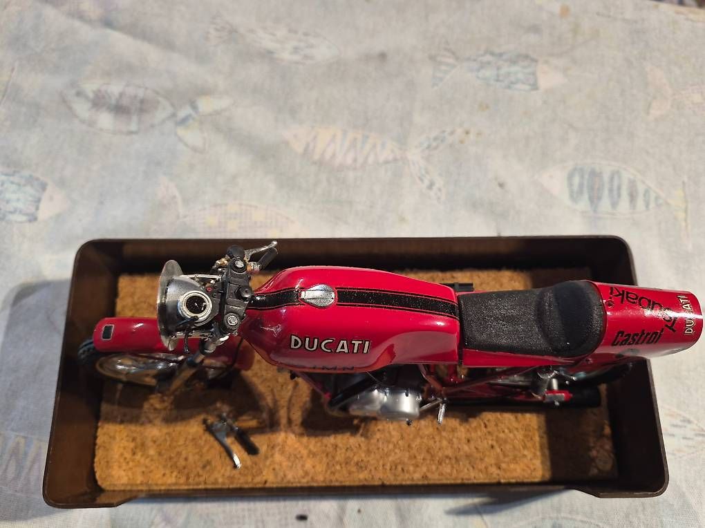 Ducati Kit di modellismo & Modellini statici: Modellino Ducati 750 ss da corsa – Usato da Riva San Vitale venduto da Marneta 3