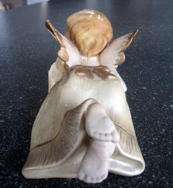 Statuette: Keramik Engel liegend mit Buch – Usato da Bischofszell venduto da Pfau0 5