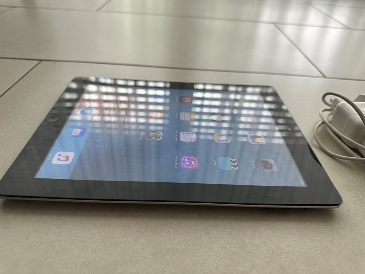 Apple Tablet PC: Apple iPad 2 Generation 32 GB – Usato da Schöftland venduto da lazer04 2