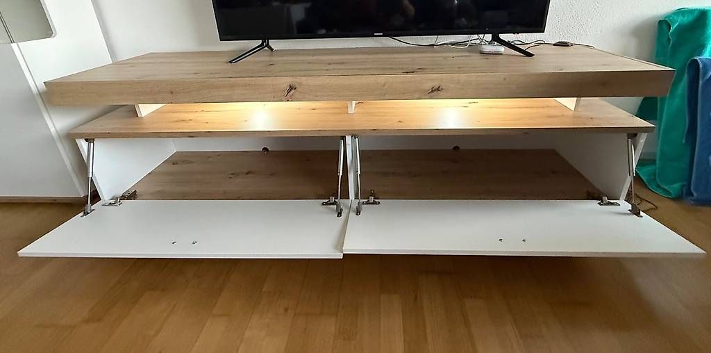 Mobili TV: TV-Möbel mit Beleuchtung – Usato da Herrenschwanden venduto da Mar_Wy 2