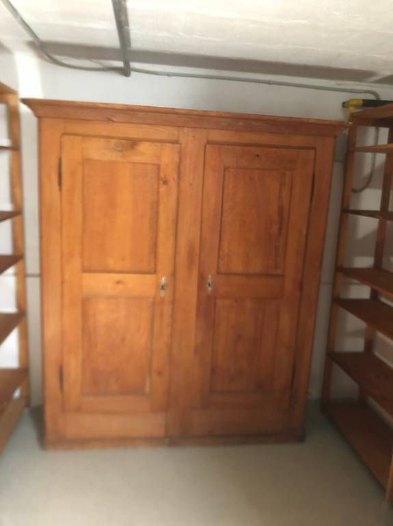 Armoires: Alter Holzschrank gratis abzuholen – D'occasion à Oetwil am See par toi_6xzw