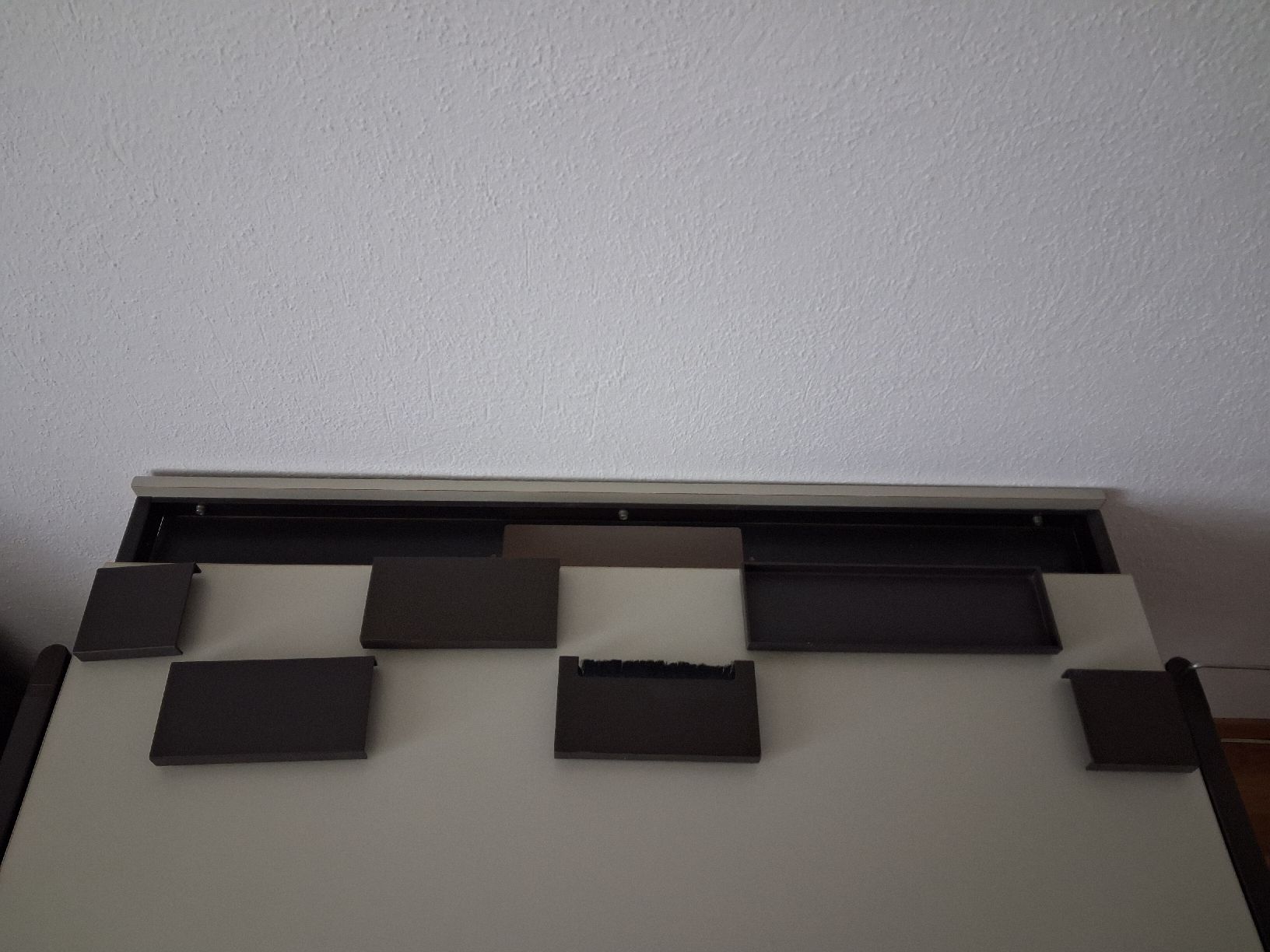 Lista Schreibtische: Lista Pult mit Kabelkanal – Gebraucht aus Olten von SandroDo82 1