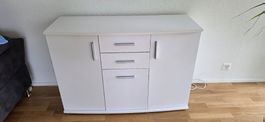 Weisses Sideboard mit 3 Türen und 2 Schubladen
