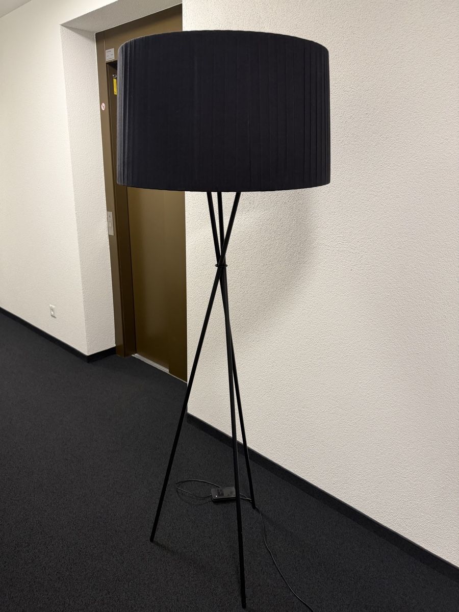 Santa & Cole Lampade: Santa & Cole Tripode G5 schwarz  – Usato da Maienfeld venduto da sf219