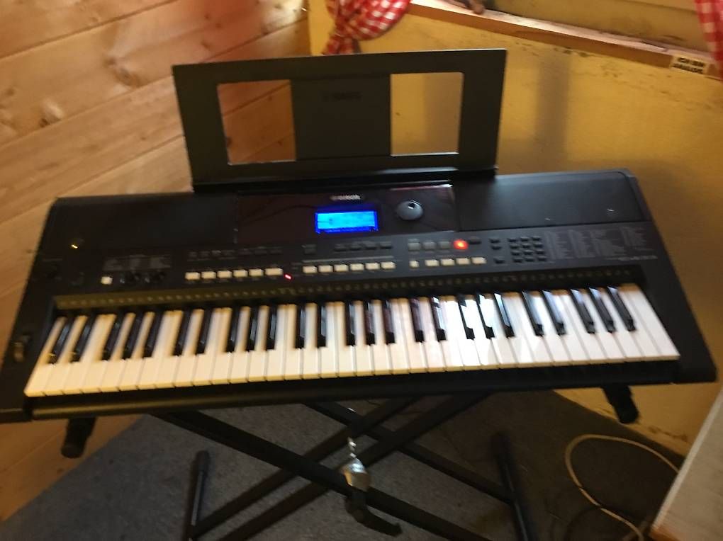 Yamaha Strumenti musicali: Neuwertiges Keyboard Yamaha PSR E433 mit Stromadapter – Usato da Duggingen venduto da Singfogel 2