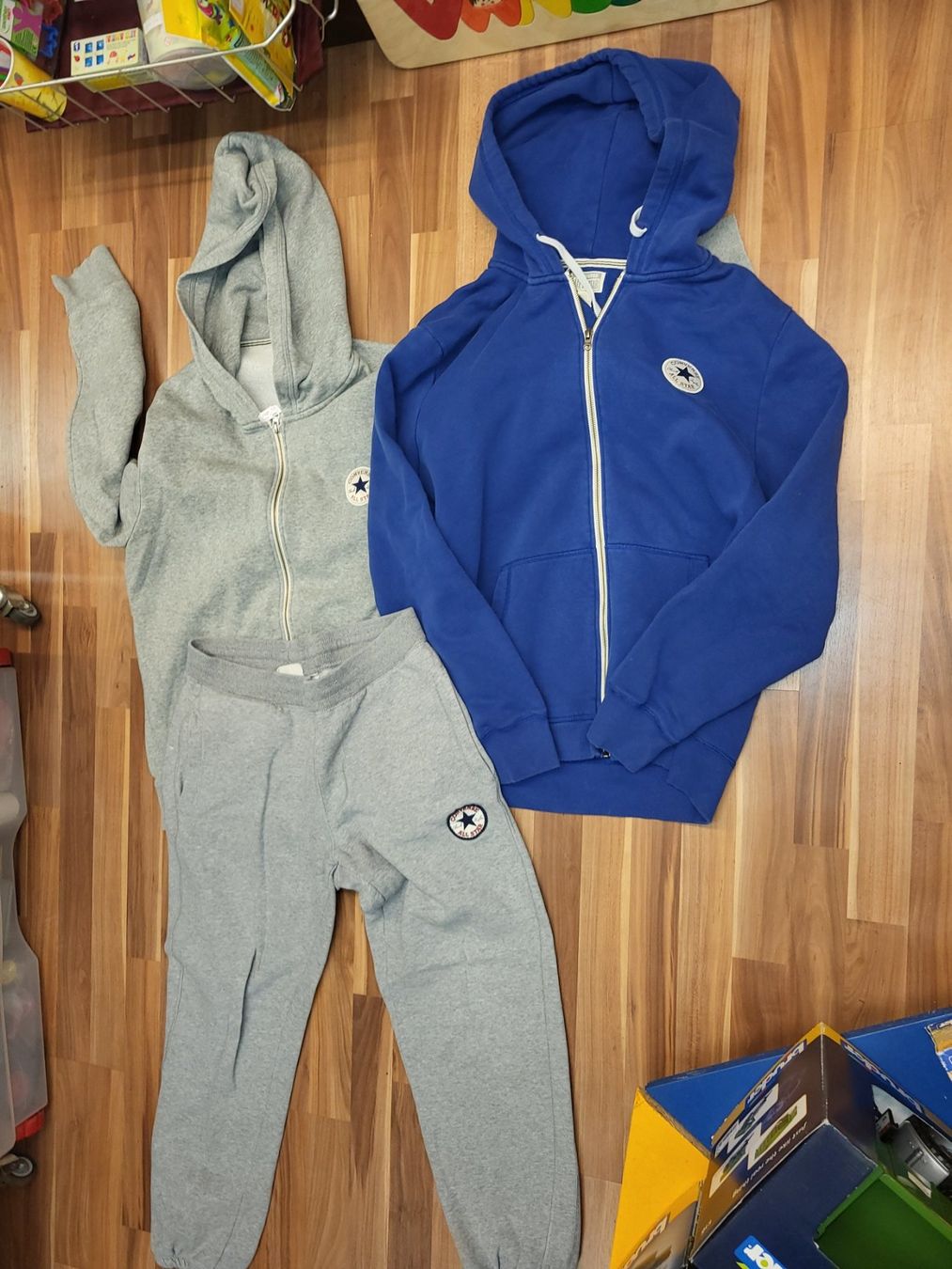 Converse Kleiderpakete: Converse Trainer plus 2.Jacke gr L B19 – Gebraucht aus Schwarzenburg von Flamingo07