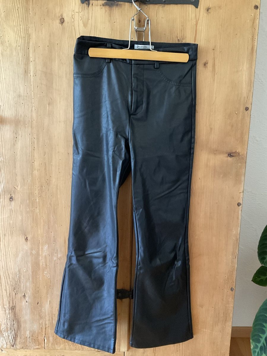 Stradivarius Hosen: Kunstleder Hose schwarz 36  – Gebraucht aus Sagogn von barosella