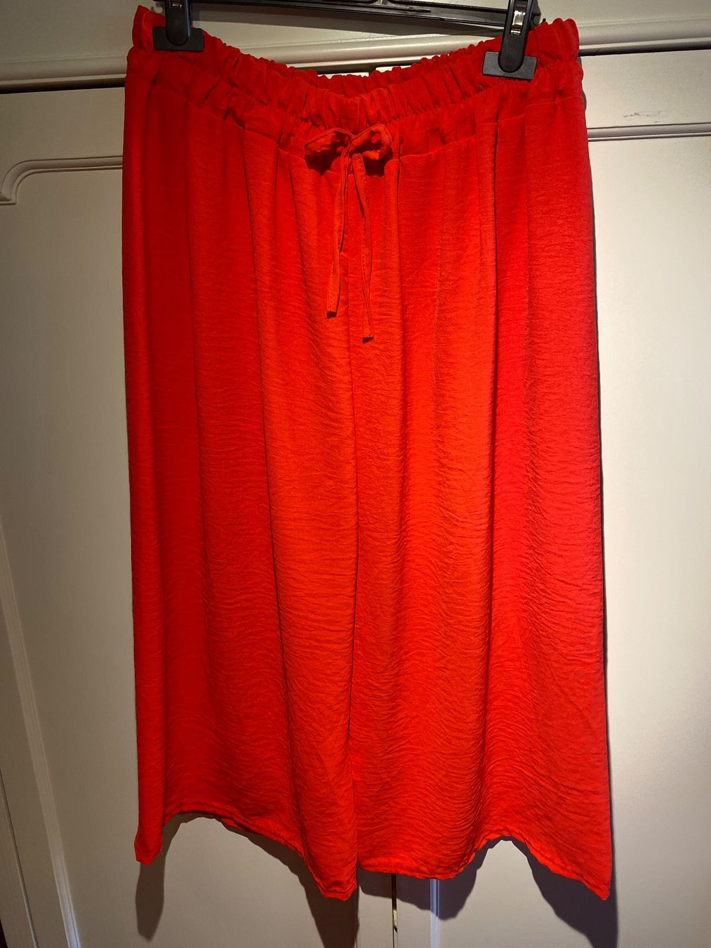 Pantalons: SOMMER KURZE HOSE DAMEN-ROT – Neuf avec emballage d'origine à Meienried par ManuelaBoutique 5