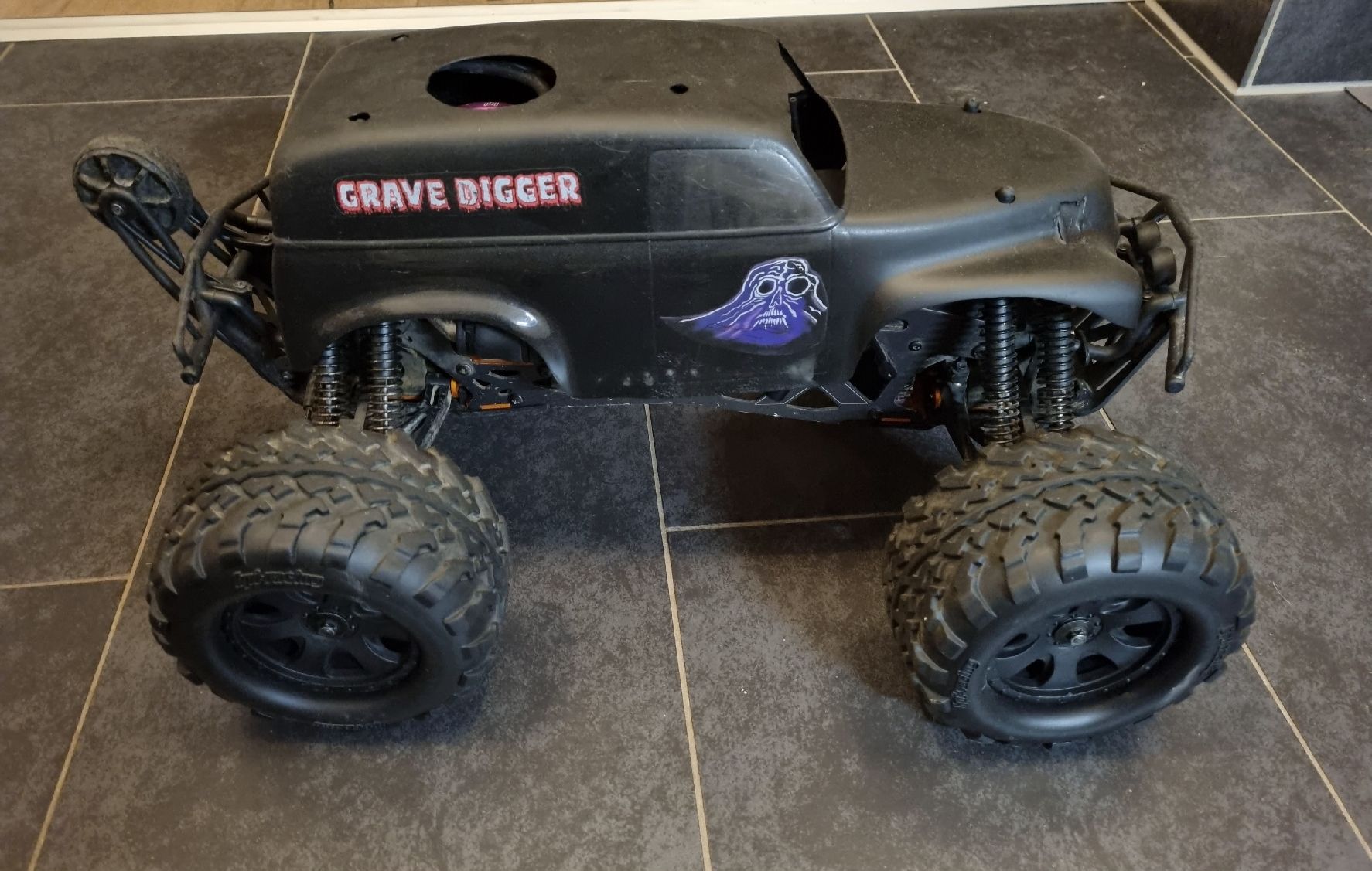 HPI Modellismo RC: HPI Savage X 1:8 Nitro mit Grave Digger Karo – Usato da Suberg venduto da AmStaffDaddy 4
