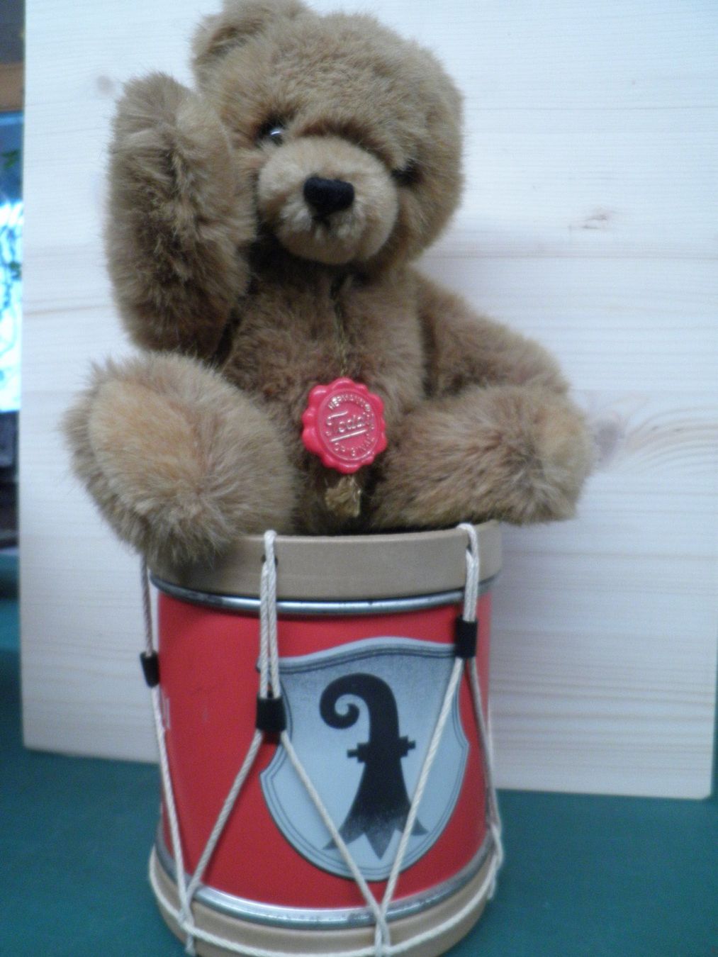 Teddy Hermann Spielzeuge: Kuscheliger Hermann-Teddy mit Basler-Trommel – Gebraucht aus Rohrbach von chri2009