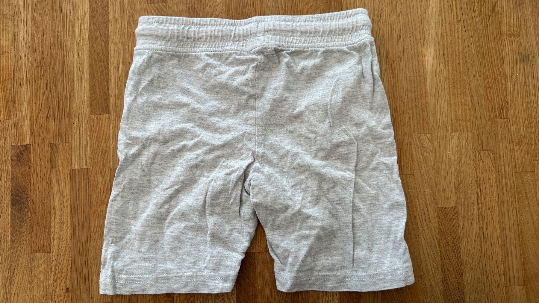 Hosen: Shorts grau Gr. 110 - leichter Stoff – Gebraucht aus Winterthur von Secondhand-Family 1