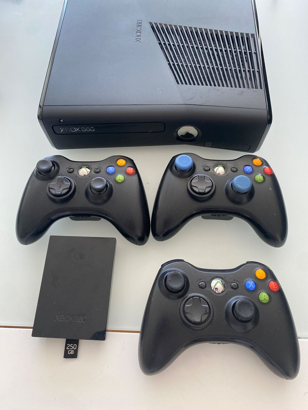 Microsoft Konsolen: Microsoft XBox360, 3 Controller inkl. 250GB Speicher – Gebraucht aus Jona von theandy