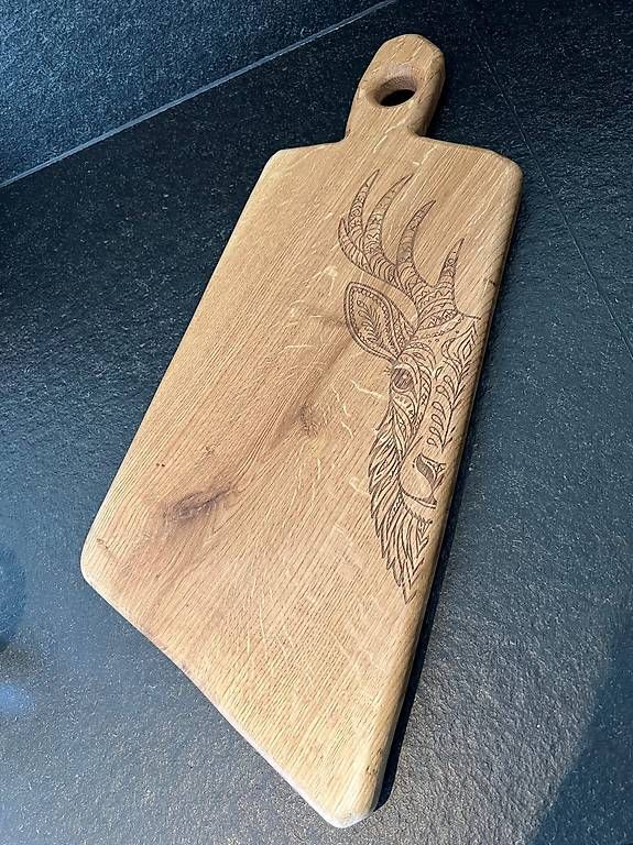 Articoli in legno: Servierbrett aus Eichenholz mit Lasergravur  handgemacht – Nuovo e nell'imballaggio originale da Hinterforst venduto da TimberArt