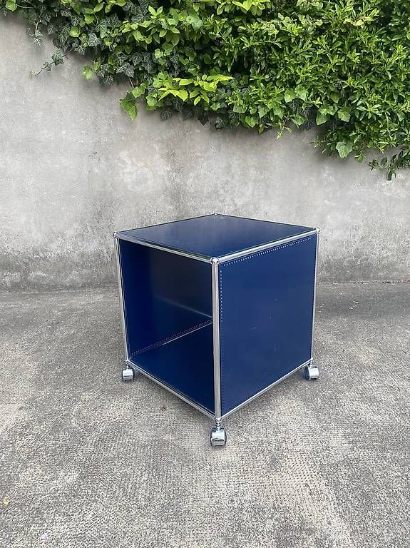 USM Tables: USM Haller Beistelltisch Blau – D'occasion à Basel par ssrover