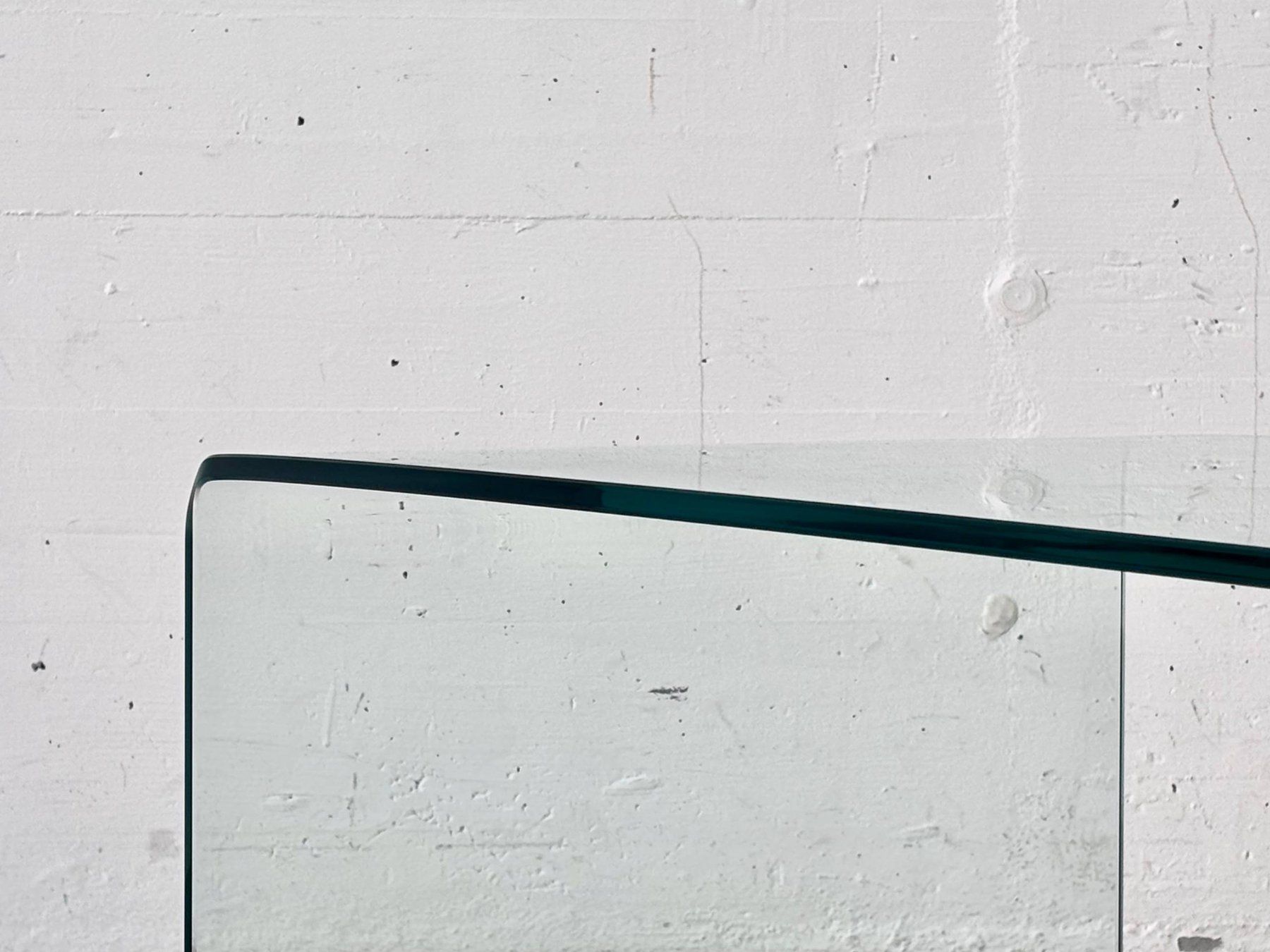 Tische: Minimalistischer Couchtisch aus gebogenem Glas – Gebraucht aus Zürich von LeMoege 4