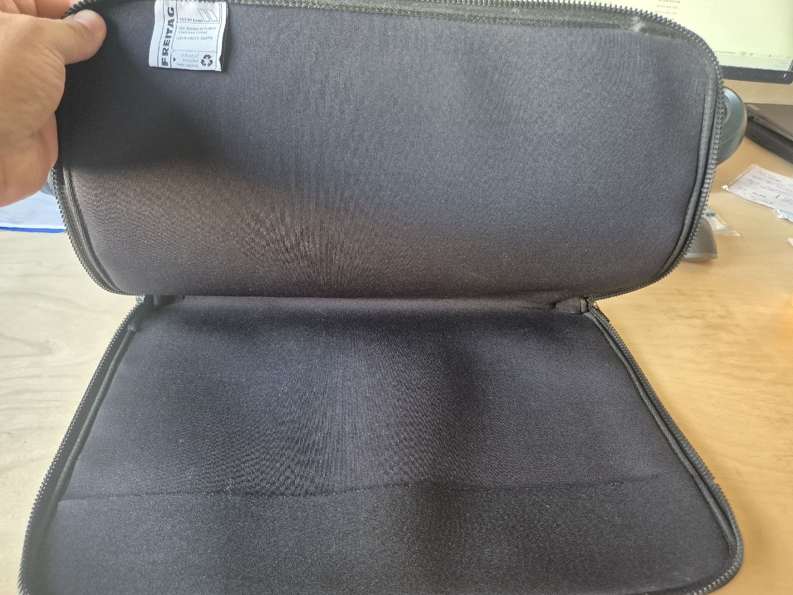 Freitag Borse: Freitag Tasche Notebook Rot Weiss Grosses Logo – Nuovo (secondo la descrizione) da Busswil BE venduto da Thomthom1 1