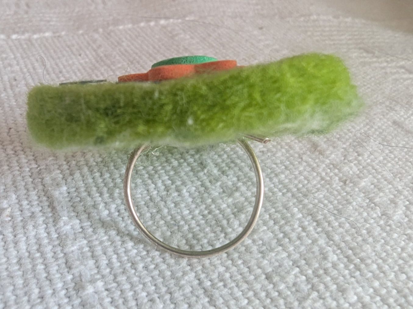 Anelli: Bague artisanale en feutre vert pomme – Usato da Lausanne venduto da Nchiva 1