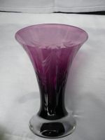 Violette, geschliffene Vase (Blumenmotiv)