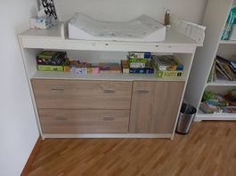 Praktischer Wickeltisch