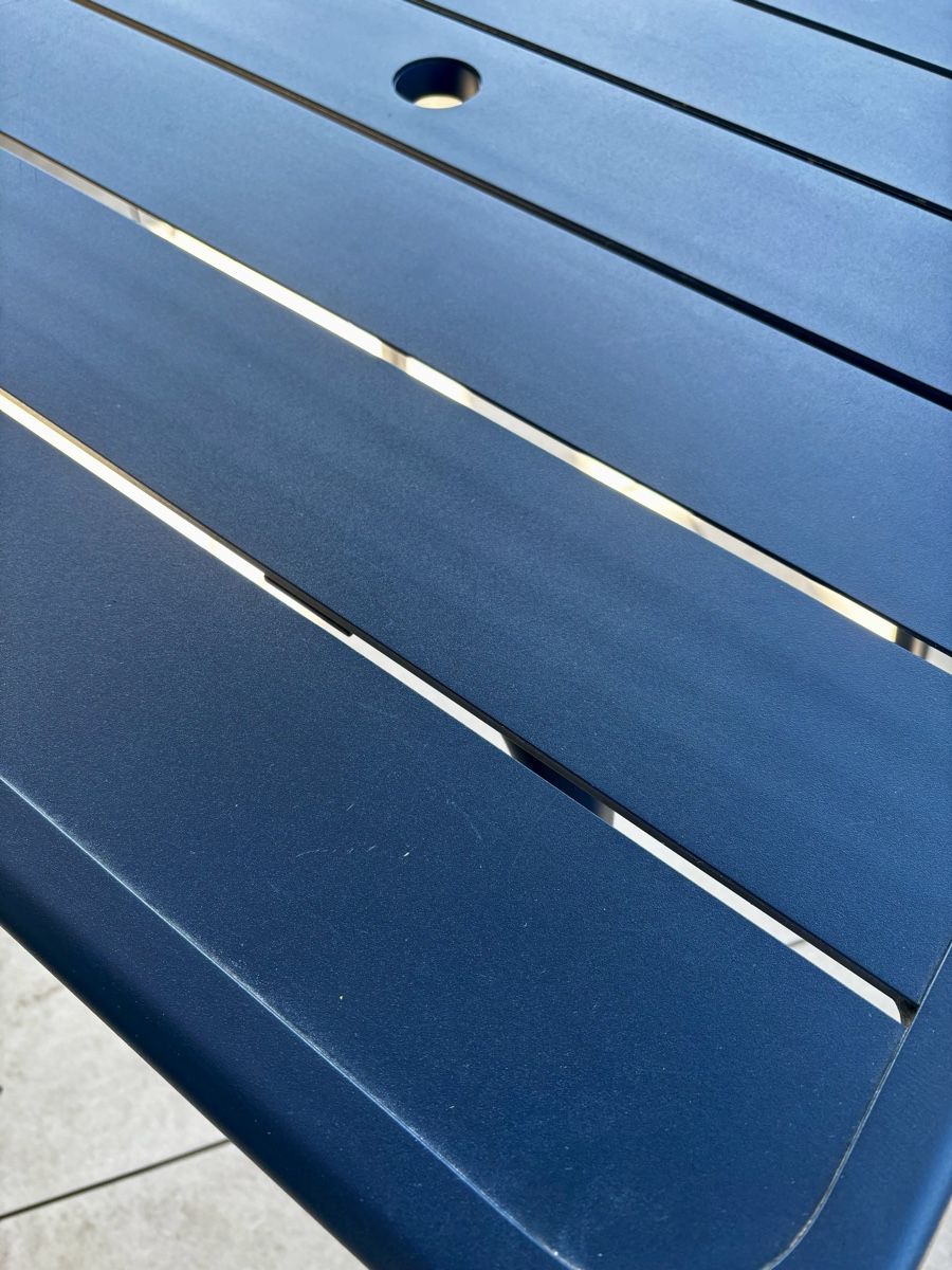 Tables: Fermob dunkelblau mit Sonnenschirmloch – Neuf (Voir description) à Uitikon-Waldegg par derlon 2