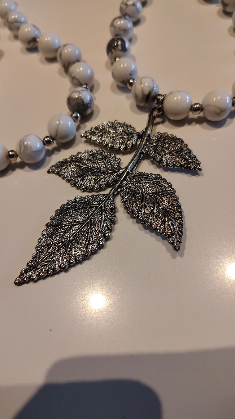 Colliers: Collier perles pendentif feuille E. Zahno  état neuf – D'occasion à Puidoux par Sophia70 1