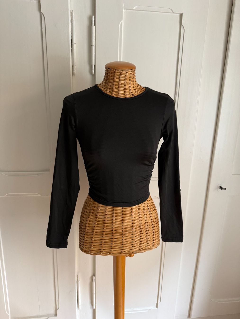 Shein T-shirts: Langarmshirt schwarz gerafft 36 – D'occasion à Zürich par Diazaio