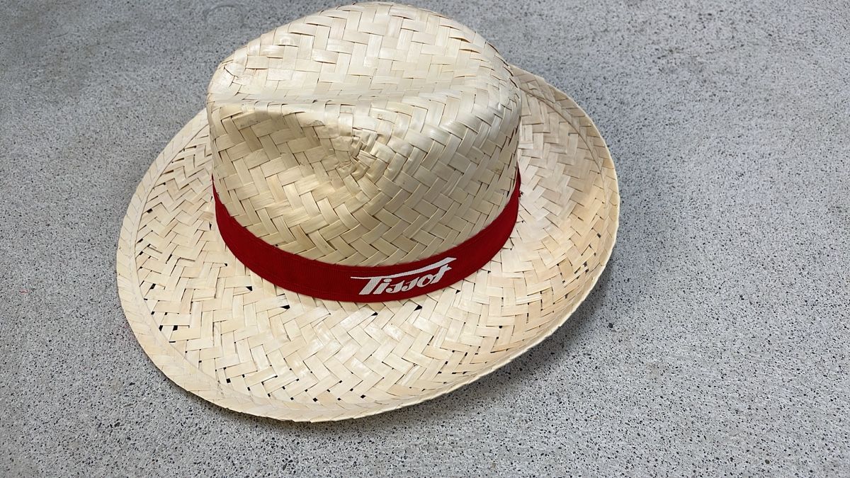 Chapeaux, bonnets & casquettes: Strohhut Tissot rot band – D'occasion à Zürich par Zueri12