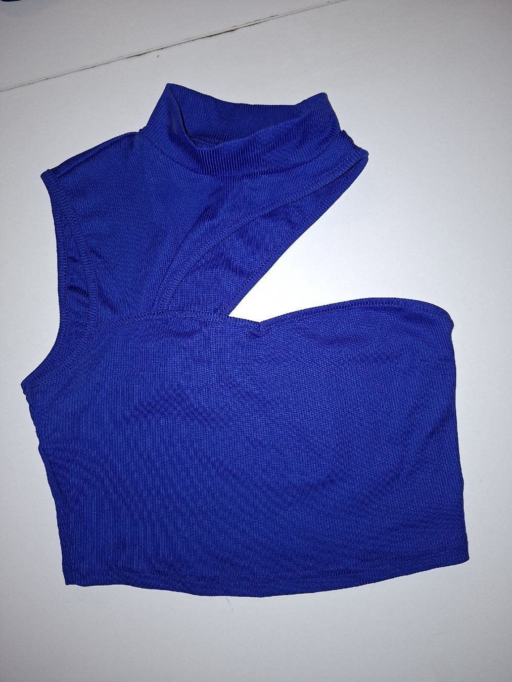 Top: Haut asymétrique bleu électrique, taille S/M – Nuovo (secondo la descrizione) da Lausanne venduto da Cassandra11