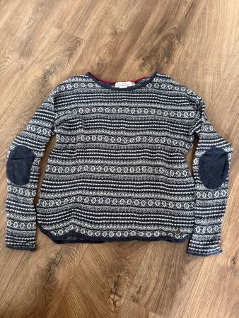 Blau-weiss gemusterter Pullover mit Ellbogenpatches