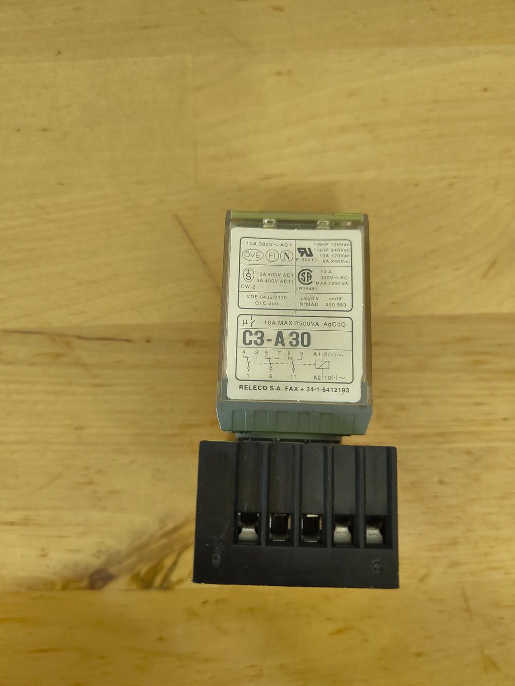 Componenti elettronici: COMAT Relais C3-A30 mit Sockel 3 Wechsler Kontakte – Usato da Emmenbrücke venduto da BlSi 1