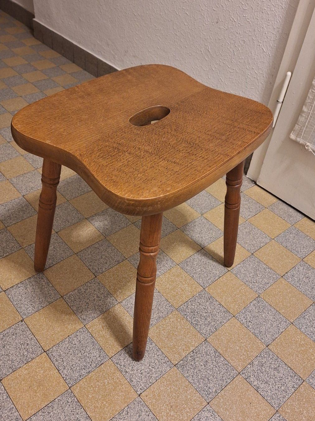 Tabourets: Vintage , robuster Holz- Hocker mit Eingriff – D'occasion à Arlesheim par shopradl