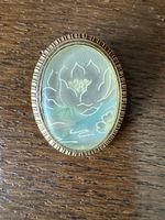 Vintage Brosche mit Lotus Motiv im goldfarbenen Rahmen