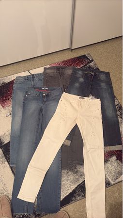 Lot de 5 jeans  femme, taille 34 idéals pour l'été!