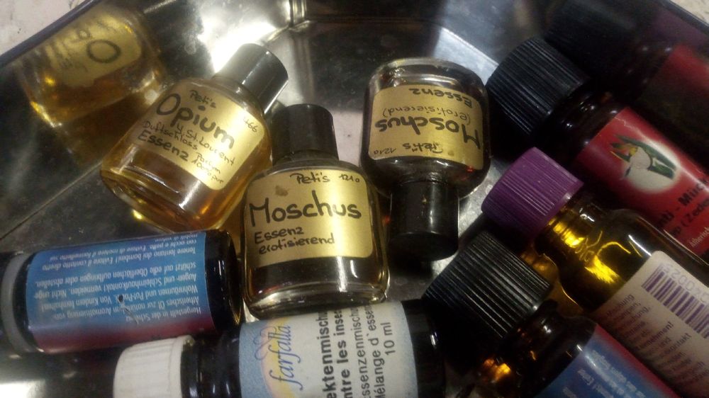 Flacons: Grosse Sammlung Parfum-Öle, Essenzen - viele verschiedene! – D'occasion à Belp par Guadalupe84 1