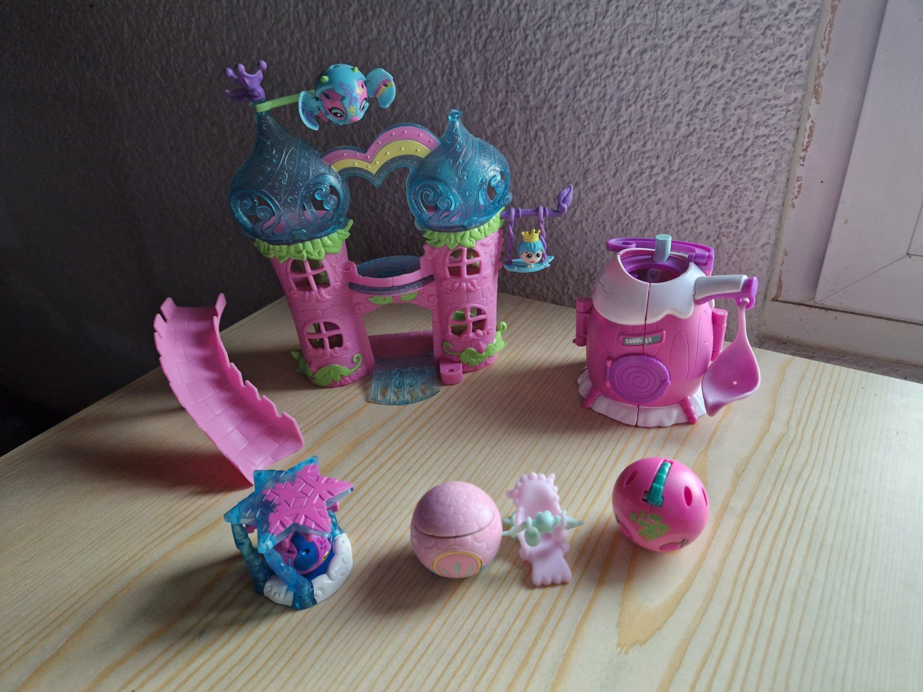 Spielzeuge: Zoobles Set mit Schloss – Gebraucht aus Müllheim Dorf von Manuka_lu 2