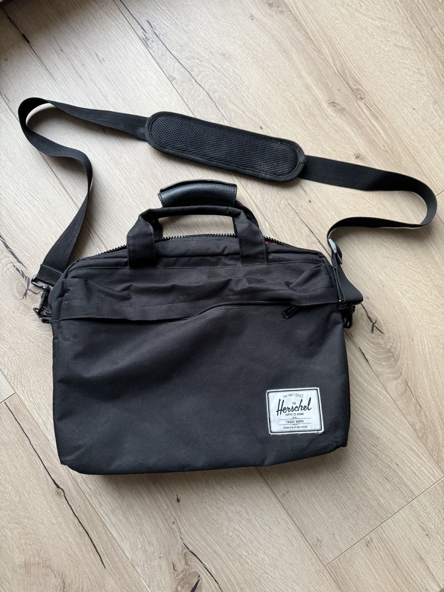 Herschel Taschen: Umhängetasche von Herschel Schwarz – Gebraucht aus Zug von Deimar93