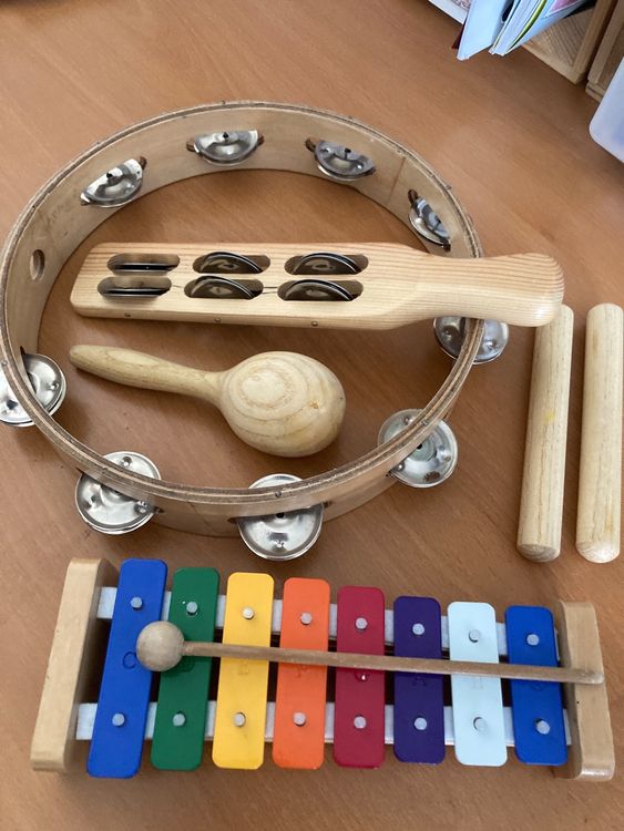 Miniatur-Gitarre Aus Holz Mit Ständer – Detailreiches Modell Zur Dekoration Oder Als Geschenk Für Musikfans