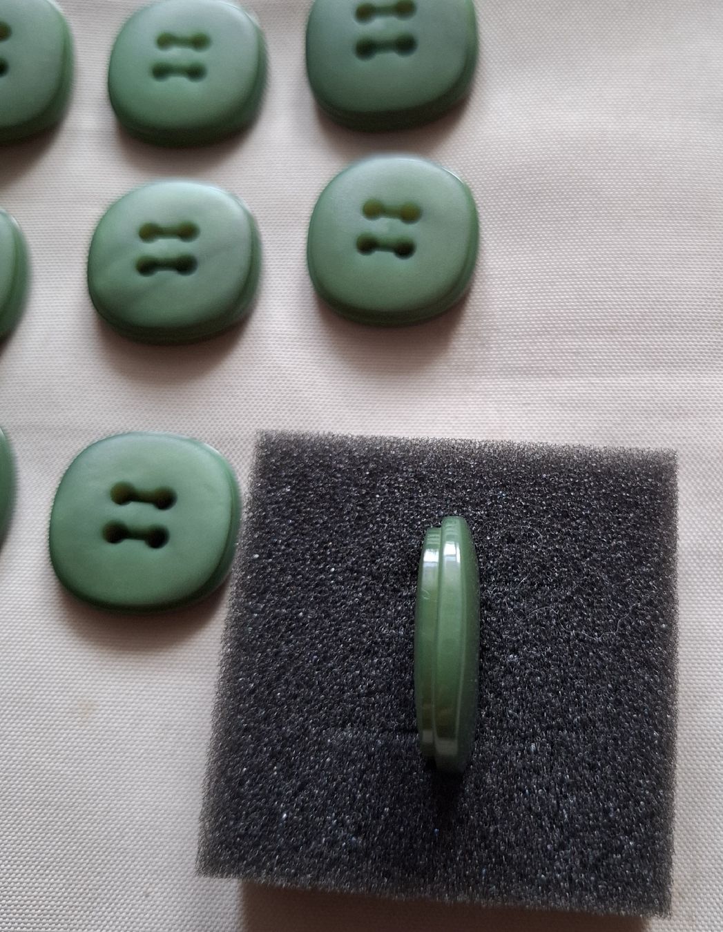 Knöpfe: 9 Stück Knöpfe robust, grünton, 28 mm. – Gebraucht aus Dietikon von Hirschkopf 2